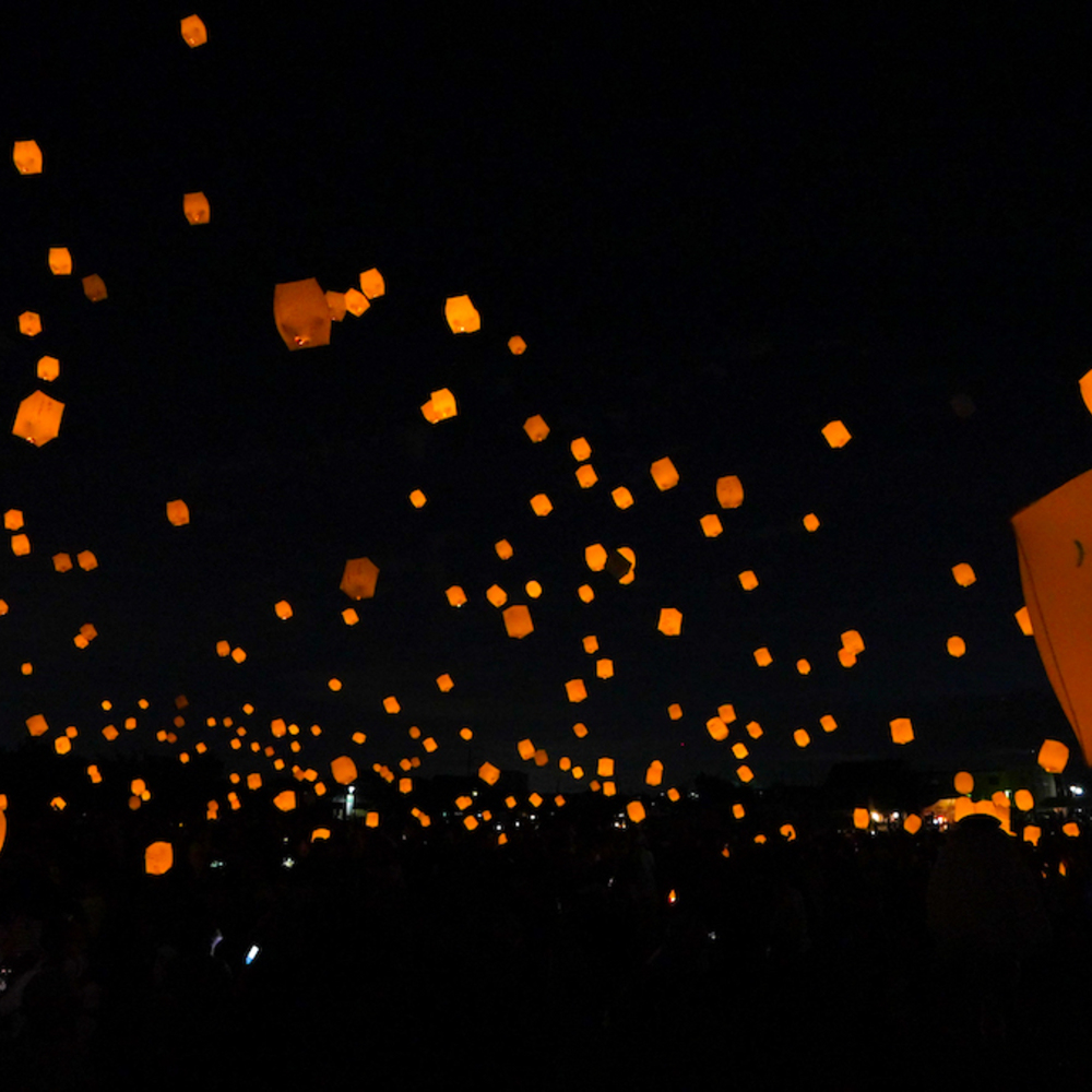 「横浜七夕祭り2025」スカイランタン、天の川プロジェクションマッピングが登場