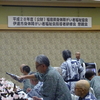 国民年金は年約4万円のカット、厚生年金は年約13万円のカットとの年金法案の国会報告に会場は騒然”えー”