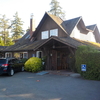 Deep cove chalet 　　外観　と　庭