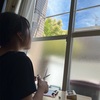空を見上げて絵を描く
