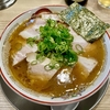 【今週のラーメン５２０４】鯨人（東京・ＪＲ三鷹駅）焼豚ラーメン ＋ ごはん 小 ＋ サッポロラガービール赤星　〜ありそでなさそな新境地！横浜＆徳島ハイブリッド豚骨醤油！腹を相当にすかしてから行くべし！