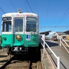 うどんの国の金色蹴鞠とレトロ電車が並び