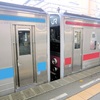 赤色帯と青色帯　連結する121系電車