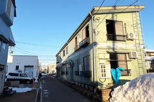 上越市南本町2のアパート一室で火災　住人避難しけが人なし