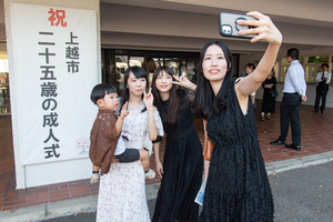 上越市で「25歳の成人式」　コロナ禍で中止も5年遅れで開催