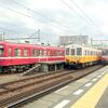 仏生山駅で還暦の赤い電車と京急ラッピング車両