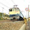 伊予三島に向かう国鉄EF65形電気機関車