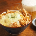 トロトロに溶けたチーズが茶色く煮た肉にからみつく「鶏むね肉の甘辛チーズ丼」のレシピ