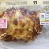 チーズパンを温めてもらう。 at セブン-イレブン_池袋北口平和通り店 