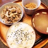 朝食ワンプレート、豚肉とぶなしめじの炒め物、小粒納豆