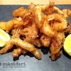 ラバス／スペインの揚げイカ（世界のイカ料理３）　古くからイカ漁が盛んだったスペイン・カンタブリア海岸を代表するシーフード．薄切りにしたイカを軽く衣をつけて揚げ，サクサクの食感に仕上げます．塩で軽く味付けし，お好みで新鮮なレモン汁を少しかけてお召し上がりいただくのがおすすめ．  19世紀末から20世紀にかけて，港町の酒場やバルで気軽につまめる タパス（小皿料理） として普及しました．  特にビールや白ワインとの相性がよく，「週末に家族や友人と食べる定番料理」として親しまれています．