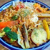 「虹色カレー食堂 "人気NO.1の牛すじスパイスカレーに9種の野菜をトッピング"」下北沢