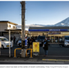 外国人観光客問題で、「富士山ローソン」遮断幕設置