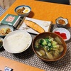 焼鮭と具たっぷりの味噌汁に杉本納豆の朝ご飯