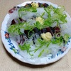 我が家の食卓ものがたり　オニスラのっけ盛りの鰹のタタキの一皿