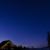 【星空】ペンションとポプラの木に輝く星。北海道美瑛町