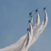 青空に舞うブルーインパルス　入間基地航空祭　5年ぶり25万人