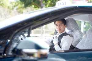 タクシー免許取得の疑問解決！条件や費用、運転手の働き方まで解説