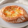 ローソンから「ゴロっと！チーズパン」が新登場！角切りチーズを使用した、食べごたえのあるコンビニ惣菜パンの新商品