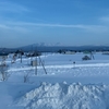 飛行機雲と綺麗な雪原