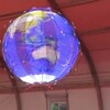  世界初の空飛ぶ球状スクリーン、中にドローン　ドコモ（朝日新聞デジタル）