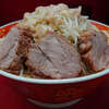ラーメン二郎 上野毛店 - 信用できる旨さがこの一丼に凝縮。なんの邪念も無く、ただ貪り食えることの幸せよ。スープも麺も豚も、鮮度良く解像度高く、ホンモノだった。求めていたのは圧倒的なまでにこれ。3週連続水曜日訪問。並びも少なく神ブレ。