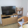 収納たっぷりの テレビボードと、小さな部屋に ちょうどいい本棚