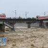 中国四川省で列車が濁流に呑み込まれる。
