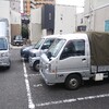 会社の駐車場に戻ったら、軽バンに