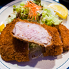 肉汁と脂が流れ出す、極厚ロースカツ定食（とん吉）