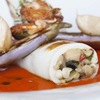 カラマリ・リピエーニ／イタリアの詰め物イカ（世界のイカ料理７）　Tasteatlasの「世界のイカ料理」では第9位にランクされています．イカには，ニンニク，パン粉，ケッパー，松の実，パセリ，玉ねぎなど，様々な具材が詰められます．その後の調理法は，焼く・煮込む・トマトソースで煮るなど地域ごとに異なり，「家庭的で郷土色が強い一皿」として知られています．イカの詰め物は，世界各国にあって，「イカの胴体＝天然の容器」として捉え，米・パン粉・肉・春雨などを詰めて調理する文化が広く存在します．