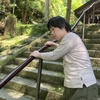 階段で手をつなごうとすると、いつもとちょっと違う