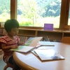 絵本室で読み聞かせ