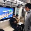 窓が大型ディスプレイに。北京地下鉄が試験運行するスマート列車