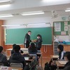 最後の学活①　通知表をもらい、さっそく宿題に