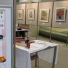 手遊びの絵画も気取る秋の展