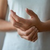 指先が冷たくなるのはなぜ？しびれ、痛みの原因と改善する対策は？