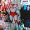 昔の思い出　ウルトラマンのオブジェと女子高生