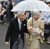 園遊会→日本人の心使いがそのまま現れてる→雨、透明の傘、そっと手を添える、陛下の肩ずぶぬれ