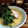 ディズニー旅行その②。浦安市のたかし屋でラーメン中・ほうれん草・瓶ビール。ラーメン屋の前にサイゼリヤで100円のワインだけ注文。