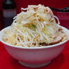 ラーメン二郎 生田駅前店 - 冒頭でそこそこの塊のヤサイとアブラが転げ落ちてしまい、拾い上げようと試みるも、アブラはまるで実態がなくて掴むに掴めず。結果ベタベタ状態の手で食べると言うコンディションによって、若干集中力散漫。内容としてはかなり良好だったが、そのポテンシャルを最大限に感じられなかったことを思うと、ちょっと勿体ない結果になってしまった。