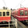 ファンタゴンレッド23号と還暦の赤い電車の交換