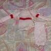 棒針で編んだリカちゃんの薄ピンクのラグラン袖のワンボーダーセーター（身頃～袖付け）まで