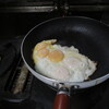 卵大好きな・・僕のアカン飯！！時間差で卵を焼くと色んな焼き加減の黄味を楽しめる。