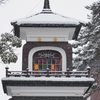 雪降る街をあるけば「尾山神社」
