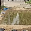 水道をホースを引いて田植えかな