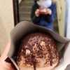 チョコのかかったイチゴシュークリームと共に