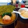 淵野辺の「麺屋銀時」で醤油豚骨ラーメンライスにほうれん草。プリンプリン太麺と甘じょっぱい豚骨スープが美味しい。ランチタイムはトッピング類サービスありでお得！