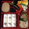 【松花堂弁当】　鮭　大根の煮つけ　ウインナー　ナス焼き　ほうれん草のおひたし　もやしのナムル　岩海苔　サラダ