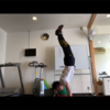 今日、久々にちょっと逆立ちしてみた。意外にもできた！